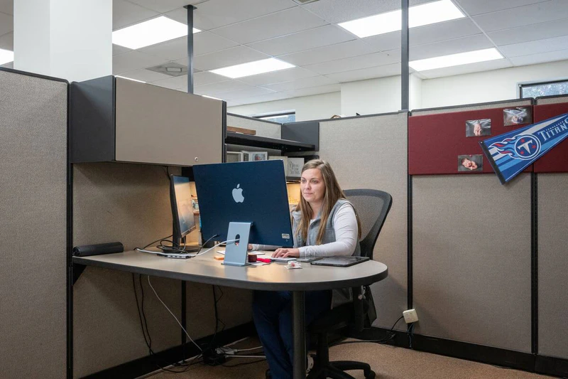 woman on computer in tennessee